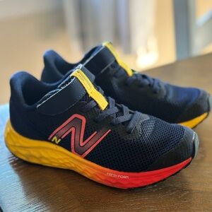 New Balance Fresh Foam Arishi V4 Hook and Loop Sneakers
